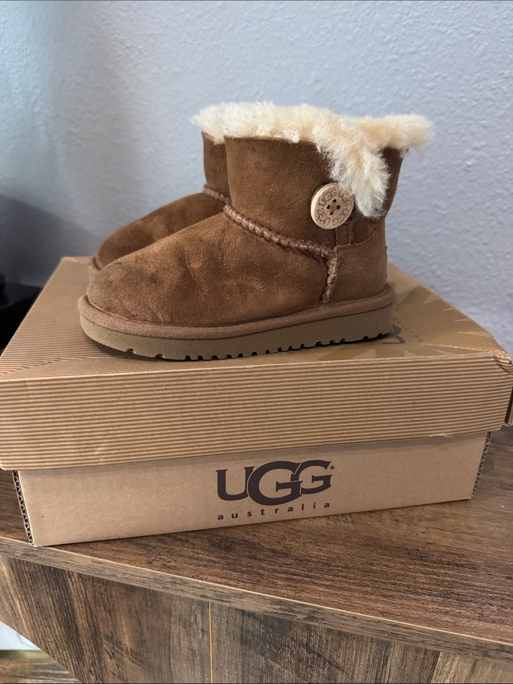 Kids UGG mini Bailey Button boot
